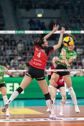 Nathalie Lemmens (Dresdner SC 4) verpasst den Block DVV Pokalfinale 2025 in der SAP Arena,. Mannheim Copyright: HMBxMedia JonasxDinger