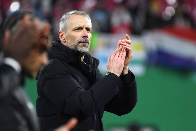 Fußball DFB-Pokal, Saison 2024 2025, Viertelfinale, RB Leipzig vs. VfL Wolfsburg (26.02.2025) 1:0 (0:0) Marco Rose (Trainer RB Leipzig) klatscht nach dem Spiel beim Spiel RB Leipzig gegen VfL Wolfsburg (26.02.2025) in die Hände und wirkt nachdenklich. Leipzig Sachsen Deutschland Red Bull Arena