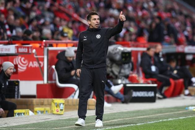 02.03.2025, xtgx, Fussball 1. Bundesliga, 1. FC Union Berlin - Holstein Kiel emspor, v.l. Marcel Rapp (Kiel, Trainer) Daumen hoch gibt Anweisungen, gestikuliert mit den Armen, gesticulate, gives instructions (DFL DFB REGULATIONS PROHIBIT ANY USE OF PHOTOGRAPHS as IMAGE SEQUENCES and or QUASI-VIDEO) Berlin