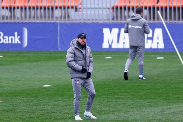 March 3, 2025, Majadahonda, Madrid, SPAIN: Diego Pablo Simeone, head coach of Atletico de Madrid, looks on during the training day of Atletico de Madrid ahead of the UEFA Champions League, football match against Real Madrid CF at Ciudad Deportiva Wanda Atletico de Madrid on March 03, 2025, in Majadahonda, Madrid, Spain. Majadahonda SPAIN - ZUMAa181 20250303_zaa_a181_002 Copyright: xDennisxAgyemanx