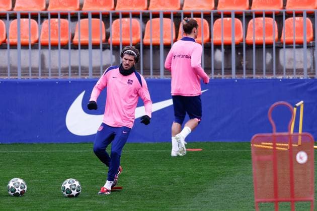March 3, 2025, Majadahonda, Madrid, SPAIN: Rodrigo De Paul of Atletico de Madrid warms up during the training day of Atletico de Madrid ahead of the UEFA Champions League, football match against Real Madrid CF at Ciudad Deportiva Wanda Atletico de Madrid on March 03, 2025, in Majadahonda, Madrid, Spain. Majadahonda SPAIN - ZUMAa181 20250303_zaa_a181_005 Copyright: xDennisxAgyemanx