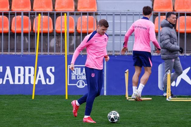 March 3, 2025, Majadahonda, Madrid, SPAIN: Alexander Sorloth of Atletico de Madrid warms up during the training day of Atletico de Madrid ahead of the UEFA Champions League, football match against Real Madrid CF at Ciudad Deportiva Wanda Atletico de Madrid on March 03, 2025, in Majadahonda, Madrid, Spain. Majadahonda SPAIN - ZUMAa181 20250303_zaa_a181_011 Copyright: xDennisxAgyemanx