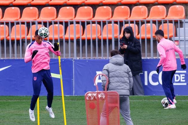 March 3, 2025, Majadahonda, Madrid, SPAIN: Samuel Lino of Atletico de Madrid warms up during the training day of Atletico de Madrid ahead of the UEFA Champions League, football match against Real Madrid CF at Ciudad Deportiva Wanda Atletico de Madrid on March 03, 2025, in Majadahonda, Madrid, Spain. Majadahonda SPAIN - ZUMAa181 20250303_zaa_a181_009 Copyright: xDennisxAgyemanx