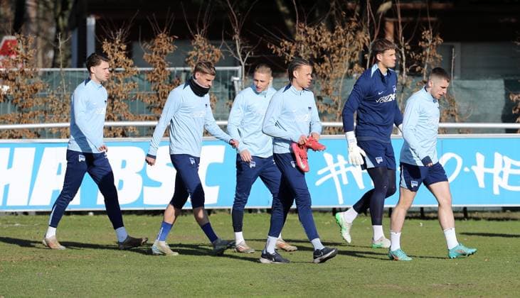 Herthaspieler betreten den Trainingsplatz, Michael Cuisance, Palko Dardai, Derry Scherhant, Torwart Dennis Smarsch, Jonjoe Kenny Fußball Fussball Saison 2024 2025 2. Bundesliga Herren DFL 03.03.2025 Training Auftakttrainining Hertha BSC Berlin DFL regulations prohibit any use of photographs as image sequences and or quasi-video.