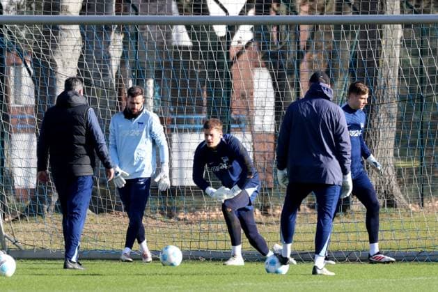 DEU, DFL, 2. FBL Hertha BSC, Training, 03.03.2025, Sportforum, Berlin, DEU, DFL, 2. FBL Hertha BSC, Training, im Bild Torwarte, Tjark Ernst (Hertha BSC Berlin 1), Marius Gersbeck (Hertha BSC Berlin 35), Tim Goller (Hertha BSC Berlin 43), Torwarttrainer Andreas Menger (Hertha BSC Berlin) DFL - regulations prohibit any use of Photographs as image sequences and or quasi-video Foto: Juergen Engler nordphoto GmbH