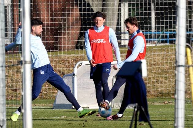 DEU, DFL, 2. FBL Hertha BSC, Training, 03.03.2025, Sportforum, Berlin, DEU, DFL, 2. FBL Hertha BSC, Training, im Bild hinterm Zaun im Kaefig, Andreas Bouchalakis (Hertha BSC Berlin 5), Fabian Reese (Hertha BSC Berlin 11), Pascal Klemens (Hertha BSC Berlin 41) DFL - regulations prohibit any use of Photographs as image sequences and or quasi-video Foto: Juergen Engler nordphoto GmbH