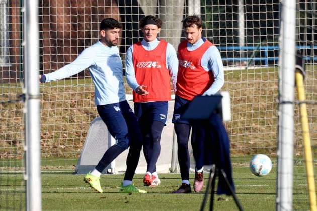 DEU, DFL, 2. FBL Hertha BSC, Training, 03.03.2025, Sportforum, Berlin, DEU, DFL, 2. FBL Hertha BSC, Training, im Bild hinterm Zaun im Kaefig, Andreas Bouchalakis (Hertha BSC Berlin 5), Fabian Reese (Hertha BSC Berlin 11), Pascal Klemens (Hertha BSC Berlin 41) DFL - regulations prohibit any use of Photographs as image sequences and or quasi-video Foto: Juergen Engler nordphoto GmbH