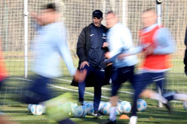 DEU, DFL, 2. FBL Hertha BSC, Training, 03.03.2025, Sportforum, Berlin, DEU, DFL, 2. FBL Hertha BSC, Training, im Bild Cheftrainer Stefan Leitl (Hertha BSC Berlin), Spieler verwischt um den Trainer DFL - regulations prohibit any use of Photographs as image sequences and or quasi-video Foto: Juergen Engler nordphoto GmbH