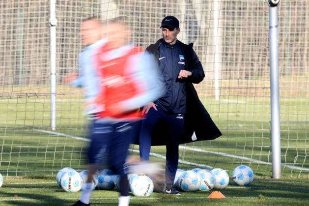 DEU, DFL, 2. FBL Hertha BSC, Training, 03.03.2025, Sportforum, Berlin, DEU, DFL, 2. FBL Hertha BSC, Training, im Bild Cheftrainer Stefan Leitl (Hertha BSC Berlin), Spieler verwischt um den Trainer DFL - regulations prohibit any use of Photographs as image sequences and or quasi-video Foto: Juergen Engler nordphoto GmbH