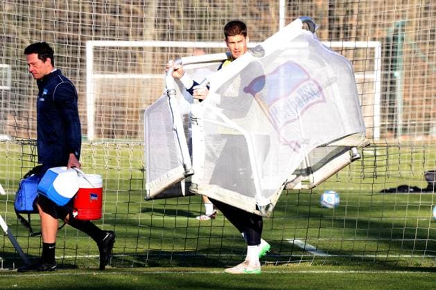 Sport Bilder des Tages DEU, DFL, 2. FBL Hertha BSC, Training, 03.03.2025, Sportforum, Berlin, DEU, DFL, 2. FBL Hertha BSC, Training, im Bild Tim Goller (Hertha BSC Berlin 43), Kleintore auf den Schultern DFL - regulations prohibit any use of Photographs as image sequences and or quasi-video Foto: Juergen Engler nordphoto GmbH