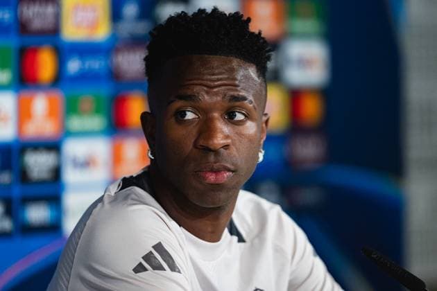Sport Bilder des Tages UEFA Champions League 2024 25 Round of 16 First Leg: Real Madrid CF Training Session and press conference, PK, Pressekonferenz Vinicius Junior of Real Madrid CF seen speaking during the UEFA Champions League 2024 25 League Round of 16 First Leg Training Session And Press Conference at Ciudad Real Madrid on March 03, 2025 in Valdebebas, Spain. Valdebebas Ciudad Real Madrid Madrid Spain Copyright: xAlbertoxGardinx AGardin_20250303_Champ_Real_Madrid_PC_0140