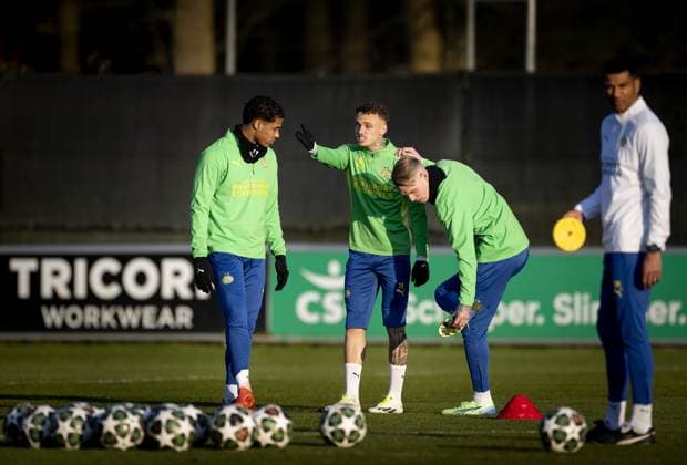 EINDHOVEN - Ryan Flamingo of PSV Eindhoven, Noa Lang of PSV Eindhoven and Rick Karsdorp of PSV Eindhoven during training ahead of the meeting between with England s Arsenal in the Champions League eighth final in Eindhoven. ANP KOEN VAN WEEL xVIxANPxSportx xxANPxIVx 521480894 originalFilename: 521480894.jpg