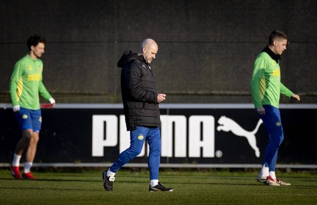 EINDHOVEN - PSV Eindhoven coach Peter Bosz and Joey Veerman of PSV Eindhoven during training ahead of the meeting between with English side Arsenal in the Champions League eighth final in Eindhoven. ANP KOEN VAN WEEL xVIxANPxSportx xxANPxIVx 521482321 originalFilename: 521482321.jpg