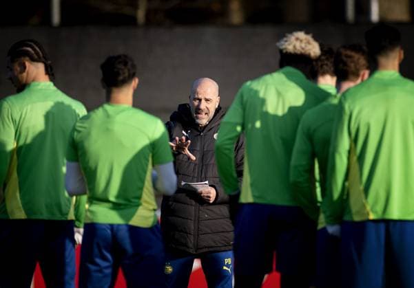 Sport Bilder des Tages EINDHOVEN - PSV Eindhoven coach Peter Bosz during training ahead of the meeting between with English side Arsenal in the Champions League eighth final in Eindhoven. ANP KOEN VAN WEEL xVIxANPxSportx xxANPxIVx 521482341 originalFilename: 521482341.jpg