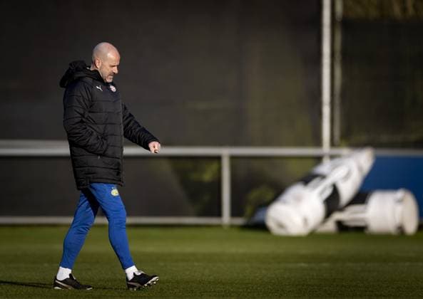 EINDHOVEN - PSV Eindhoven coach Peter Bosz during training ahead of the meeting between with English side Arsenal in the Champions League eighth final in Eindhoven. ANP KOEN VAN WEEL xVIxANPxSportx xxANPxIVx 521483452 originalFilename: 521483452.jpg