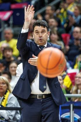 03.03.25, Berlin, Basketball, 1. Bundesliga, easyCredit BBL, Hauptrunde, 22.Spieltag, Uber Arena: ALBA BERLIN - Bamberg Baskets. Headcoach Israel Gonzalez von Alba Berlin steht gestikulierend am Spielfeldrand. ALBA BERLIN- Bamberg Baskets
