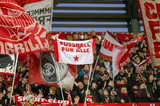 02.03.2025, Fussball 1. Bundesliga 2024 2025, 24. Spieltag, FC Augsburg - SC Freiburg, in der WWK-Arena Augsburg, Fans Freiburg, FUSSBALL FÜR ALLE! *** 02 03 2025, Soccer 1 Bundesliga 2024 2025, Matchday 24, FC Augsburg SC Freiburg, in the WWK Arena Augsburg, Fans Freiburg, FOOTBALL FOR ALL