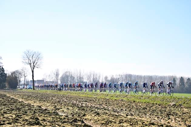Sport Bilder des Tages Samyn Classic 2025 DOUR, BELGIUM - MARCH 04 : illustration picture peloton pictured during the 57th edition of the Samyn cycling race, with start in Quaregnon and finish in Dour after 199km of racing on March 4, 2025 in Dour, Belgium, 04 03 2025 Dour Belgium  Copyright: xJanxDexMeuleneirx