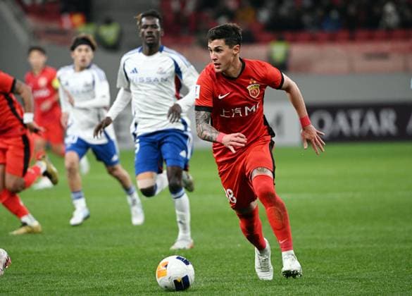 Fußball, AFC CL, Shanghai Port - Yokohama F. Marinos SHANGHAI, CHINA - MARCH 04: Mateus Vital 98 of Shanghai Port controls the ball during the AFC Champions League Elite East Region Round of 16 match between Shanghai Port and Yokohama F. Marinos at Pudong Football Stadium on March 4, 2025 in Shanghai, China.  Copyright: xZhangxHaohaox 111552574785