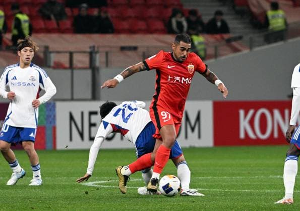 Fußball, AFC CL, Shanghai Port - Yokohama F. Marinos SHANGHAI, CHINA - MARCH 04: Leonardo 97 of Shanghai Port drives the ball during the AFC Champions League Elite East Region Round of 16 match between Shanghai Port and Yokohama F. Marinos at Pudong Football Stadium on March 4, 2025 in Shanghai, China.  Copyright: xZhangxHaohaox 111552574783