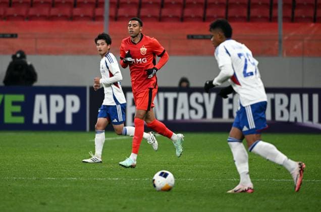 Fußball, AFC CL, Shanghai Port - Yokohama F. Marinos SHANGHAI, CHINA - MARCH 04: Gustavo 9 of Shanghai Port follows the ball during the AFC Champions League Elite East Region Round of 16 match between Shanghai Port and Yokohama F. Marinos at Pudong Football Stadium on March 4, 2025 in Shanghai, China.  Copyright: xZhangxHaohaox 111552574793