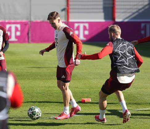 04.03.2025, Champions League, FC Bayern Muenchen Abschlusstraining, Fussball, im Bild: Joshua Kimmich (FC Bayern Muenchen) vs Konrad Laimer (FC Bayern Muenchen)