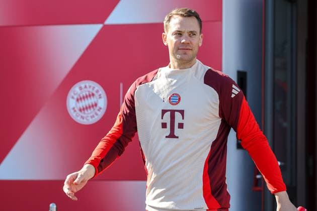 Manuel Neuer (FC Bayern Muenchen, 01) auf dem Weg aus der Kabine auf den Platz, GER, Abschlusstraining, FC Bayern Muenchen, Fussball, UEFA Champions League, Achtelfinale Hinspiel, Saison 2024 2025, 04.03.2025, GER, Abschlusstraining, FC Bayern Muenchen, Fussball, UEFA Champions League, Achtelfinale Hinspiel, Saison 2024 2025, 04.03.2025 Muenchen Copyright: xEibner-Pressefoto JennixMaulx EP_JML