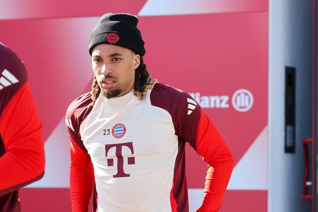 Sacha Boey (FC Bayern Muenchen, 23) auf dem Weg aus der Kabine auf den Platz, GER, Abschlusstraining, FC Bayern Muenchen, Fussball, UEFA Champions League, Achtelfinale Hinspiel, Saison 2024 2025, 04.03.2025, GER, Abschlusstraining, FC Bayern Muenchen, Fussball, UEFA Champions League, Achtelfinale Hinspiel, Saison 2024 2025, 04.03.2025 Muenchen Copyright: xEibner-Pressefoto JennixMaulx EP_JML