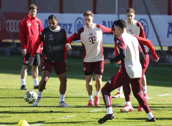 04.03.2025, Champions League, FC Bayern Muenchen Abschlusstraining, Fussball, im Bild: Serge Gnabry (FC Bayern Muenchen), Joshua Kimmich (FC Bayern Muenchen), Leroy Sane (FC Bayern Muenchen), Josip Stanisic (FC Bayern Muenchen) und Jamal Musiala (FC Bayern Muenchen)