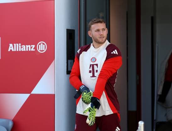 Fussball, Herren, Saison 2024 2025, FC Bayern München, Abschlusstraining, Training, Champions League Daniel Peretz (FC Bayern München) auf dem Weg zum Trainingsplatz