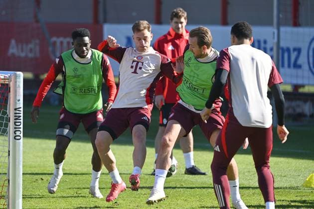 Joshua KIMMICH (Bayern Muenchen), Aktion,Zweikampf gegen Harry KANE (Bayern Muenchen). Li:Alphonso DAVIES (Bayern Muenchen), Abschlusstraining am 04.03.2025. Fussball Champions League Achtelfinale FC Bayern Muenchen - Bayer 04 Leverkusen am 05.03.2025 , A L L I A N Z A R E N A.