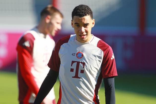 42 Jamal Musiala, Portraet, Portrait, Fussball Abschlusstraining - FC Bayern München vor UEFA Champions League-Spiel vs. Bayer 04 Leverkusen 04.03.2025 Trainingsgelände, Säbenerstr. FOTO: Mladen Lackovic LakoPress