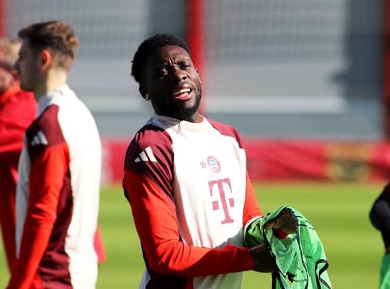 Fussball, Herren, Saison 2024 2025, FC Bayern München, Abschlusstraining, Training, Champions League Alphonso Davies (FC Bayern München) mit einem Leibchen in der Hand, Kopf, Oberkörper