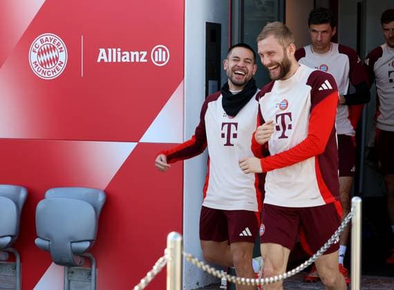 Fussball, Herren, Saison 2024 2025, FC Bayern München, Abschlusstraining, Training, Champions League Raphael Guerreiro (FC Bayern München) (li.) mit Konrad Laimer (FC Bayern München) (re.) auf dem Weg zum Trainingsplatz, lachen, lachend, gut gelaunt