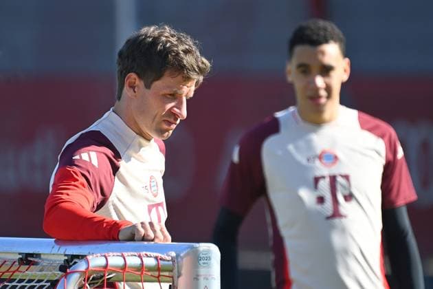 Thomas MUELLER (MÜLLER,Bayern Muenchen),ernst, nachdenklich,hi:Jamal MUSIALA (Bayern Muenchen). Abschlusstraining am 04.03.2025. Fussball Champions League Achtelfinale FC Bayern Muenchen - Bayer 04 Leverkusen am 05.03.2025 , A L L I A N Z A R E N A.