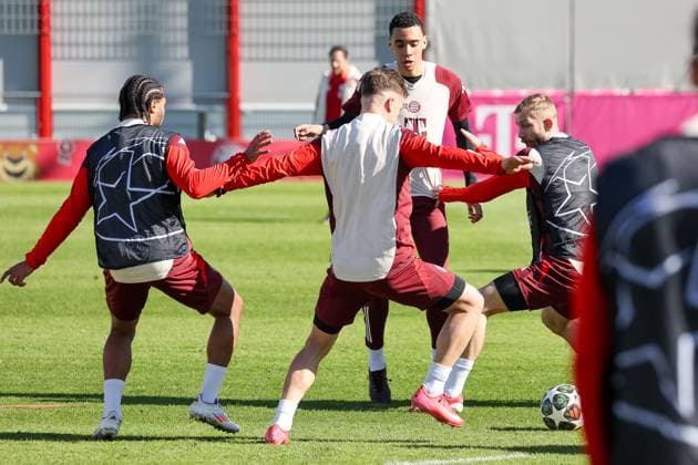Serge Gnabry (FC Bayern Muenchen, 07) mit Joshua Kimmich (FC Bayern Muenchen, 06) und Jamal Musiala (FC Bayern Muenchen, 42) beim Training, mit Konrad Laimer (FC Bayern Muenchen, 27), GER, Abschlusstraining, FC Bayern Muenchen, Fussball, UEFA Champions League, Achtelfinale Hinspiel, Saison 2024 2025, 04.03.2025, GER, Abschlusstraining, FC Bayern Muenchen, Fussball, UEFA Champions League, Achtelfinale Hinspiel, Saison 2024 2025, 04.03.2025 Muenchen Copyright: xEibner-Pressefoto JennixMaulx EP_JML