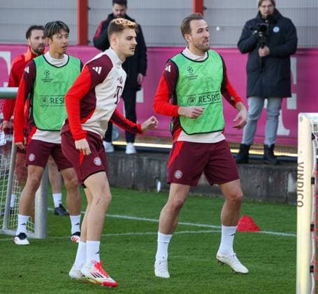 Harry Kane (FC Bayern Muenchen, 09) mit Hiroki Ito (FC Bayern Muenchen, 21) und Josip Stanisic (FC Bayern Muenchen, 44) beim Training, GER, Abschlusstraining, FC Bayern Muenchen, Fussball, UEFA Champions League, Achtelfinale Hinspiel, Saison 2024 2025, 04.03.2025, GER, Abschlusstraining, FC Bayern Muenchen, Fussball, UEFA Champions League, Achtelfinale Hinspiel, Saison 2024 2025, 04.03.2025 Muenchen Copyright: xEibner-Pressefoto JennixMaulx EP_JML