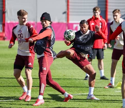 Joshua Kimmich (FC Bayern Muenchen, 06) mit Leroy Sane (FC Bayern Muenchen, 10) und Serge Gnabry (FC Bayern Muenchen, 07) beim Training, GER, Abschlusstraining, FC Bayern Muenchen, Fussball, UEFA Champions League, Achtelfinale Hinspiel, Saison 2024 2025, 04.03.2025, GER, Abschlusstraining, FC Bayern Muenchen, Fussball, UEFA Champions League, Achtelfinale Hinspiel, Saison 2024 2025, 04.03.2025 Muenchen Copyright: xEibner-Pressefoto JennixMaulx EP_JML