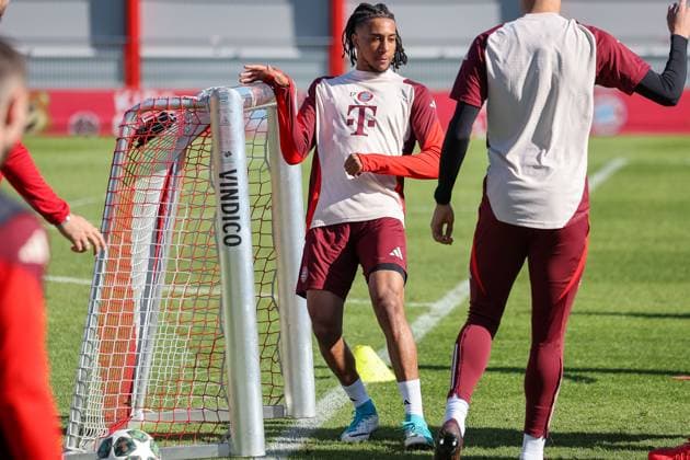 Michael Olise (FC Bayern Muenchen, 17) beim Training, GER, Abschlusstraining, FC Bayern Muenchen, Fussball, UEFA Champions League, Achtelfinale Hinspiel, Saison 2024 2025, 04.03.2025, GER, Abschlusstraining, FC Bayern Muenchen, Fussball, UEFA Champions League, Achtelfinale Hinspiel, Saison 2024 2025, 04.03.2025 Muenchen Copyright: xEibner-Pressefoto JennixMaulx EP_JML