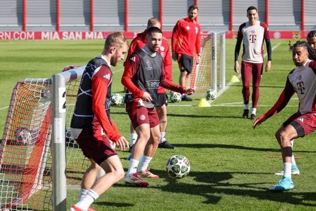 Die Mannschaft des FC Bayern Muenchen beim Training, Konrad Laimer (FC Bayern Muenchen, 27) mit Raphael Guerreiro (FC Bayern Muenchen, 22) und Michael Olise (FC Bayern Muenchen, 17) mit Jamal Musiala (FC Bayern Muenchen, 42), GER, Abschlusstraining, FC Bayern Muenchen, Fussball, UEFA Champions League, Achtelfinale Hinspiel, Saison 2024 2025, 04.03.2025, GER, Abschlusstraining, FC Bayern Muenchen, Fussball, UEFA Champions League, Achtelfinale Hinspiel, Saison 2024 2025, 04.03.2025 Muenchen Copyright: xEibner-Pressefoto JennixMaulx EP_JML