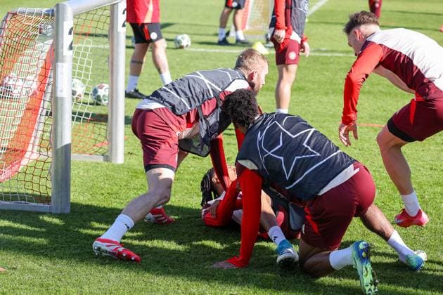 Michael Olise (FC Bayern Muenchen, 17) am Boden liegend mit Konrad Laimer (FC Bayern Muenchen, 27) und Kingsley Coman (FC Bayern Muenchen, 11), mit Joshua Kimmich (FC Bayern Muenchen, 06), GER, Abschlusstraining, FC Bayern Kingsley Coman (FC Bayern Muenchen, 11) und Fussball, UEFA Champions League, Achtelfinale Hinspiel, Saison 2024 2025, 04.03.2025, GER, Abschlusstraining, FC Bayern Muenchen, Fussball, UEFA Champions League, Achtelfinale Hinspiel, Saison 2024 2025, 04.03.2025 Muenchen Copyright: xEibner-Pressefoto JennixMaulx EP_JML