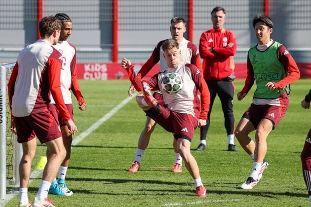 Die Mannschaft des FC Bayern Muenchen beim Training, Joshua Kimmich (FC Bayern Muenchen, 06) mit Ball, mit Hiroki Ito (FC Bayern Muenchen, 21) und Thomas Mueller (FC Bayern Muenchen, 25), mit Gabriel Vidovic (FC Bayern Muenchen, 24) und Michael Olise (FC Bayern Muenchen, 17) , GER, Abschlusstraining, FC Bayern Kingsley Coman (FC Bayern Muenchen, 11) und Fussball, UEFA Champions League, Achtelfinale Hinspiel, Saison 2024 2025, 04.03.2025, GER, Abschlusstraining, FC Bayern Muenchen, Fussball, UEFA Champions League, Achtelfinale Hinspiel, Saison 2024 2025, 04.03.2025 Muenchen Copyright: xEibner-Pressefoto JennixMaulx EP_JML