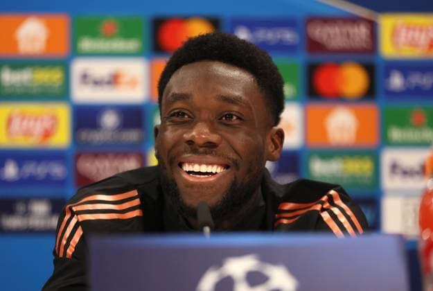 Fussball, Herren, Champions League, Saison 2024 2025, FC Bayern München, Internationale Pressekonferenz Alphonso Davies (FC Bayern München) auf der Pressekonferenz, Kopf, Portrait, lächeln, grinsen
