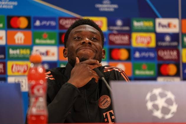 Sport Bilder des Tages Alphonso Davies (FC Bayern Muenchen, 19) bei der Pressekonferenz, GER, Internationale Pressekonferenz, FC Bayern Muenchen, Fussball, UEFA Champions League, Achtelfinale Hinspiel, Saison 2024 2025, 04.03.2025, GER, Internationale Pressekonferenz, FC Bayern Muenchen, Fussball, UEFA Champions League, Achtelfinale Hinspiel, Saison 2024 2025, 04.03.2025 Muenchen Copyright: xEibner-Pressefoto JennixMaulx EP_JML