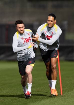 Football - UEFA Champions League - Round of 16 1st Leg - Paris Saint-Germain v Liverpool FC - MD-1 LIVERPOOL, ENGLAND - Tuesday, March 4, 2025: Liverpool s Diogo Jota (L) and captain Virgil van Dijk during a training session at the AXA Training Centre ahead of the UEFA Champions League match between Paris Saint-Germain and Liverpool FC. (Photo by Jessica Hornby Propaganda) LIVERPOOL AXA Training Centre MERSEYSIDE ENGLAND  Copyright: xDavidxRawcliffex P2025-03-04-JH_LFC_Training_PSG-12