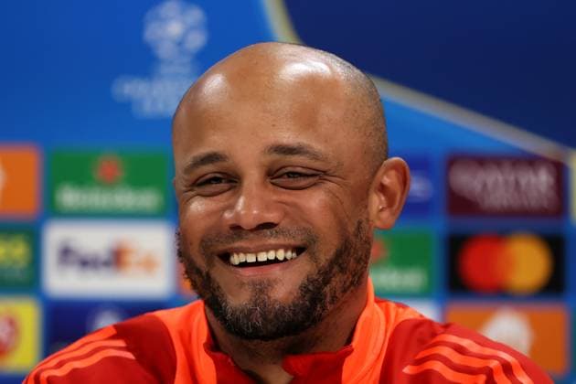 Fussball, Herren, Champions League, Saison 2024 2025, FC Bayern München, Internationale Pressekonferenz Vincent Kompany, Trainer (FC Bayern München) auf der Pressekonferenz, Kopf, Portrait, lächeln, grinsen, lachen