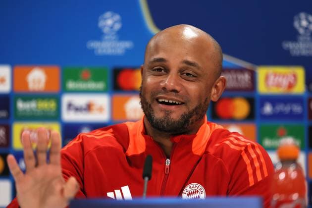 Sport Bilder des Tages Fussball, Herren, Champions League, Saison 2024 2025, FC Bayern München, Internationale Pressekonferenz Vincent Kompany, Trainer (FC Bayern München) auf der Pressekonferenz, Kopf, Portrait, lächeln, grinsen, Hand heben