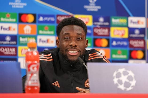 Alphonso Davies (FC Bayern Muenchen, 19) bei der Pressekonferenz, GER, Internationale Pressekonferenz, FC Bayern Muenchen, Fussball, UEFA Champions League, Achtelfinale Hinspiel, Saison 2024 2025, 04.03.2025, GER, Internationale Pressekonferenz, FC Bayern Muenchen, Fussball, UEFA Champions League, Achtelfinale Hinspiel, Saison 2024 2025, 04.03.2025 Muenchen Copyright: xEibner-Pressefoto JennixMaulx EP_JML