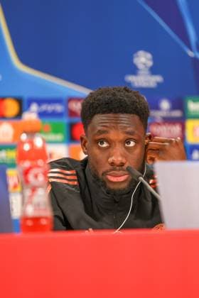 Alphonso Davies (FC Bayern Muenchen, 19) bei der Pressekonferenz, GER, Internationale Pressekonferenz, FC Bayern Muenchen, Fussball, UEFA Champions League, Achtelfinale Hinspiel, Saison 2024 2025, 04.03.2025, GER, Internationale Pressekonferenz, FC Bayern Muenchen, Fussball, UEFA Champions League, Achtelfinale Hinspiel, Saison 2024 2025, 04.03.2025 Muenchen Copyright: xEibner-Pressefoto JennixMaulx EP_JML