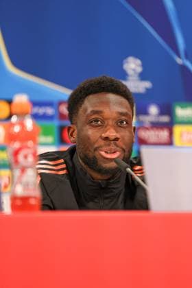 Alphonso Davies (FC Bayern Muenchen, 19) bei der Pressekonferenz, GER, Internationale Pressekonferenz, FC Bayern Muenchen, Fussball, UEFA Champions League, Achtelfinale Hinspiel, Saison 2024 2025, 04.03.2025, GER, Internationale Pressekonferenz, FC Bayern Muenchen, Fussball, UEFA Champions League, Achtelfinale Hinspiel, Saison 2024 2025, 04.03.2025 Muenchen Copyright: xEibner-Pressefoto JennixMaulx EP_JML